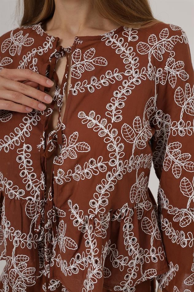 Fiyonk Bağlamalı Brode Bluz - Kahve