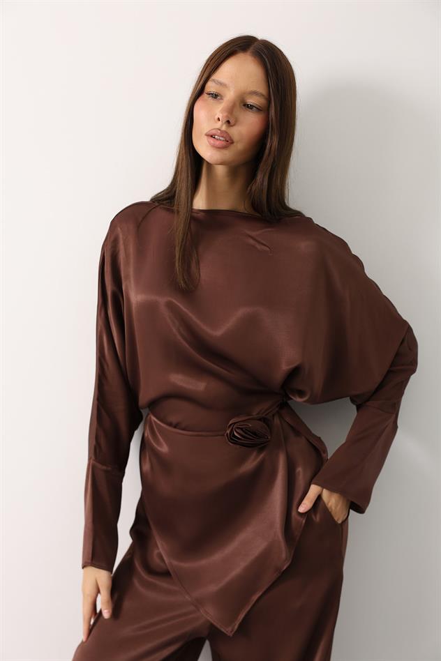 Gül detaylı asimetrik saten takım - Kahve