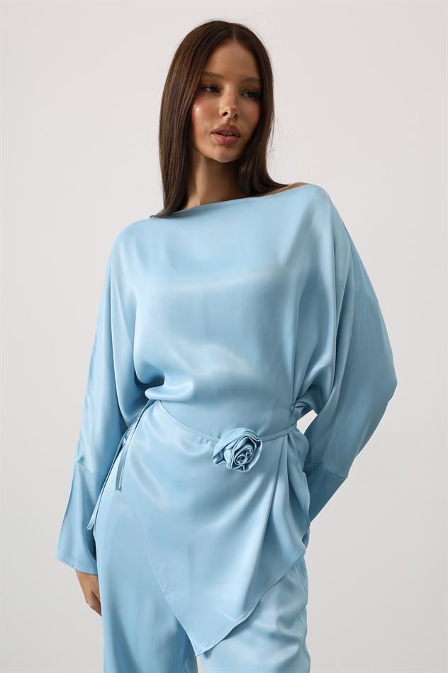 Gül detaylı asimetrik saten takım - Mavi