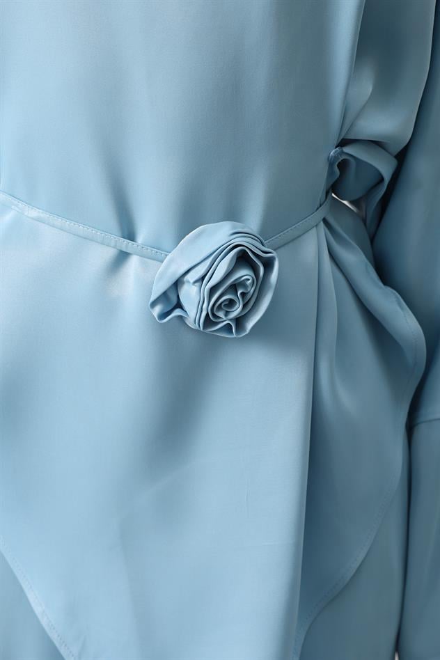 Gül detaylı asimetrik saten takım - Mavi