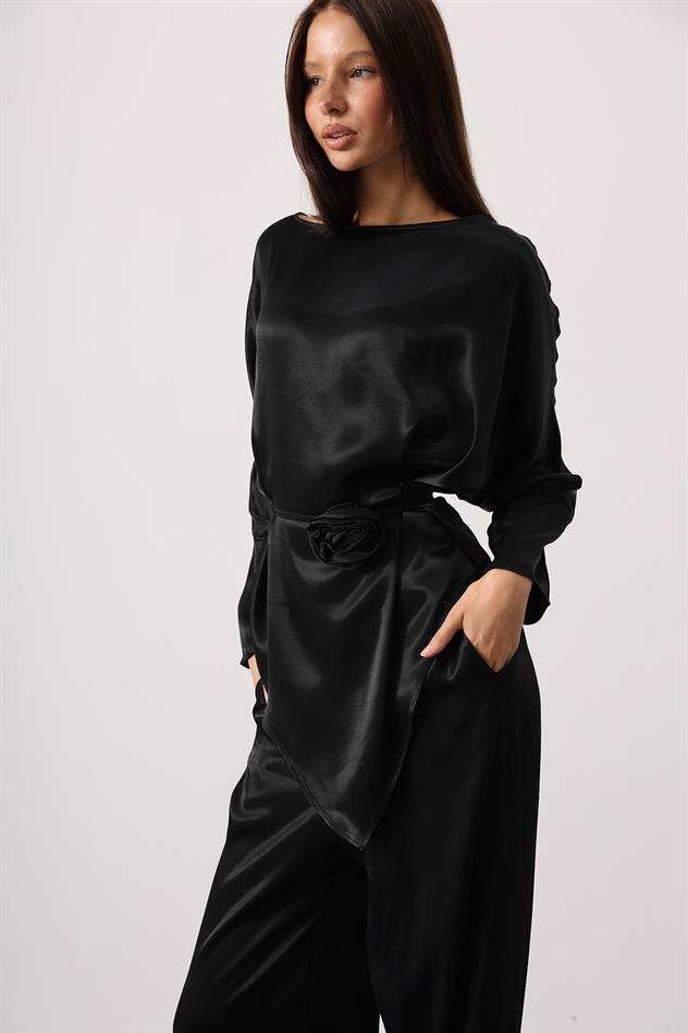 Gül detaylı asimetrik saten takım - Siyah