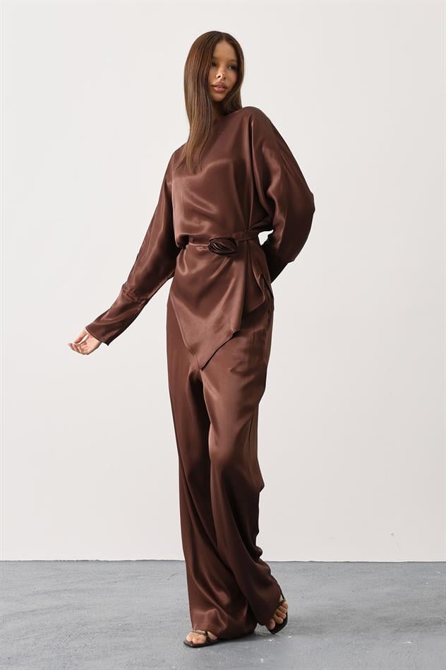 Gül detaylı asimetrik saten takım - Kahve