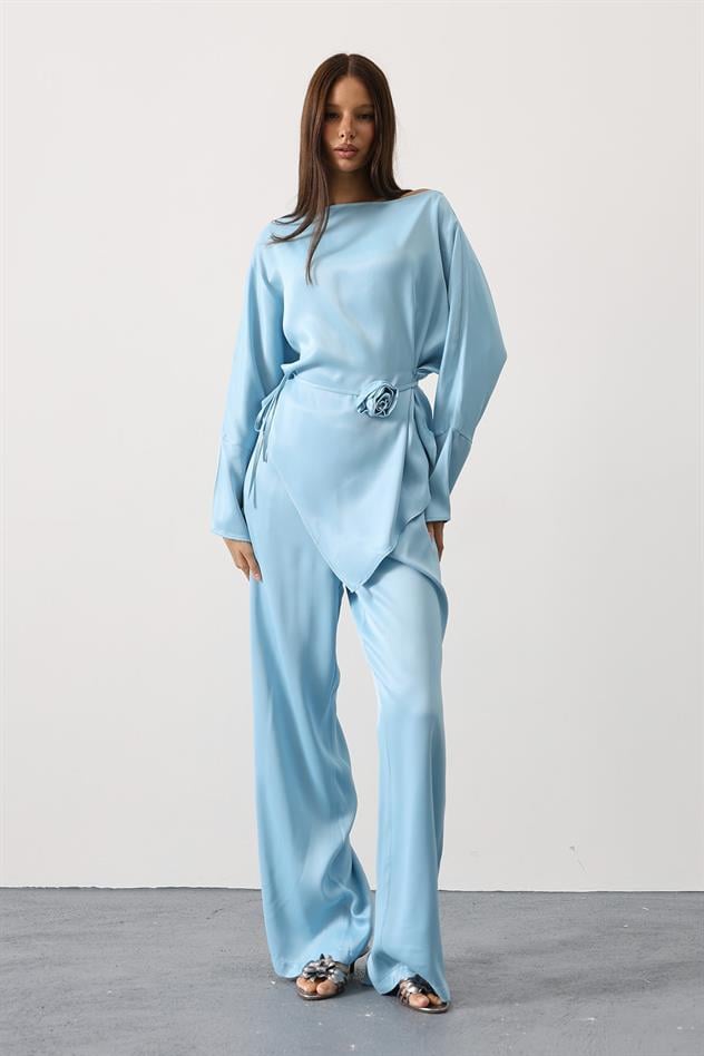 Gül detaylı asimetrik saten takım - Mavi