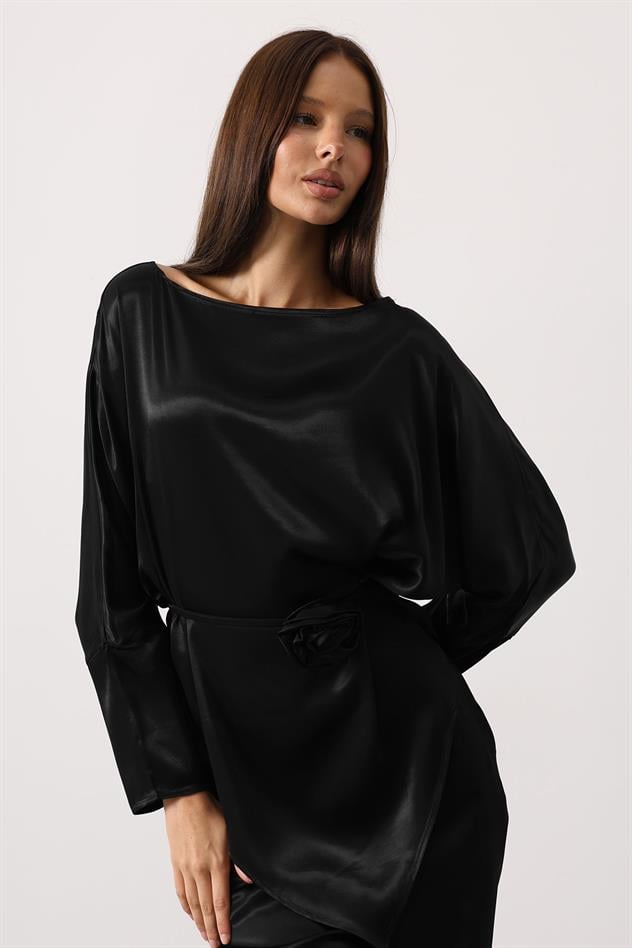 Gül detaylı asimetrik saten takım - Siyah