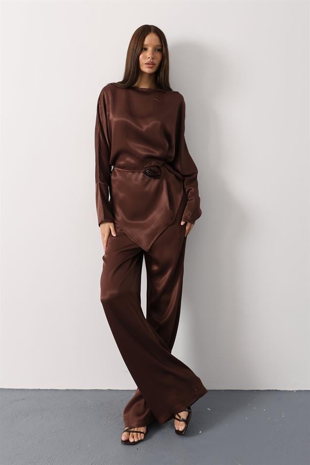 Gül detaylı asimetrik saten takım - Kahve