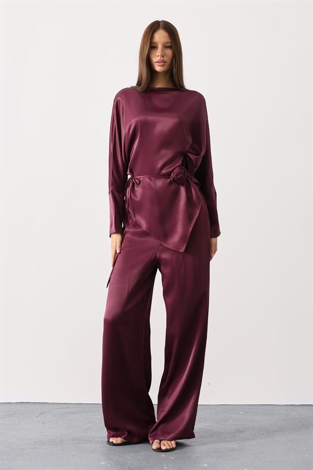 Gül detaylı asimetrik saten takım - Mürdüm