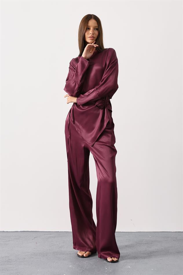 Gül detaylı asimetrik saten takım - Mürdüm