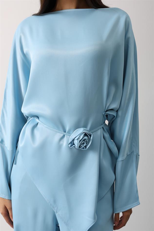 Gül detaylı asimetrik saten takım - Mavi