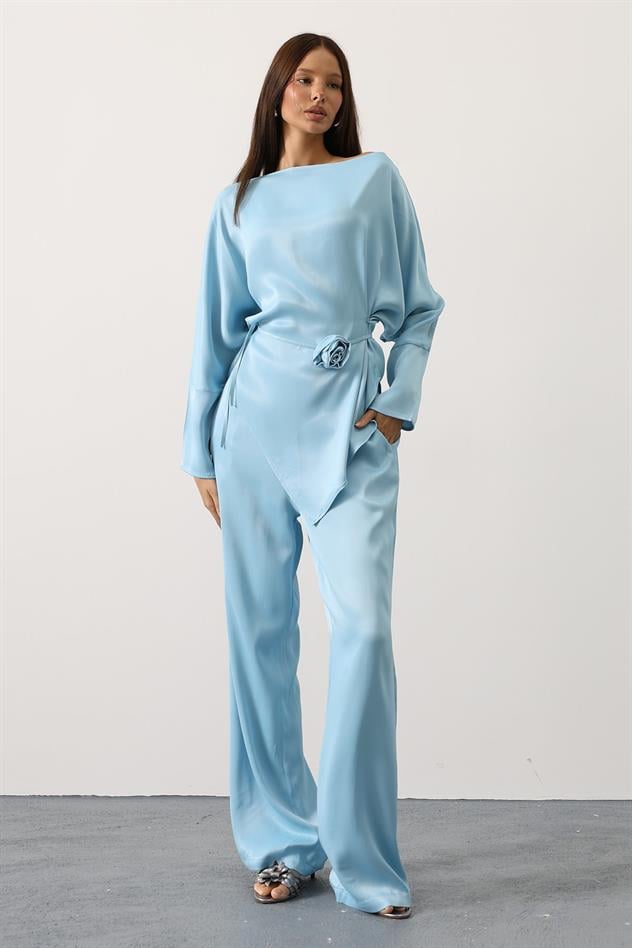 Gül detaylı asimetrik saten takım - Mavi
