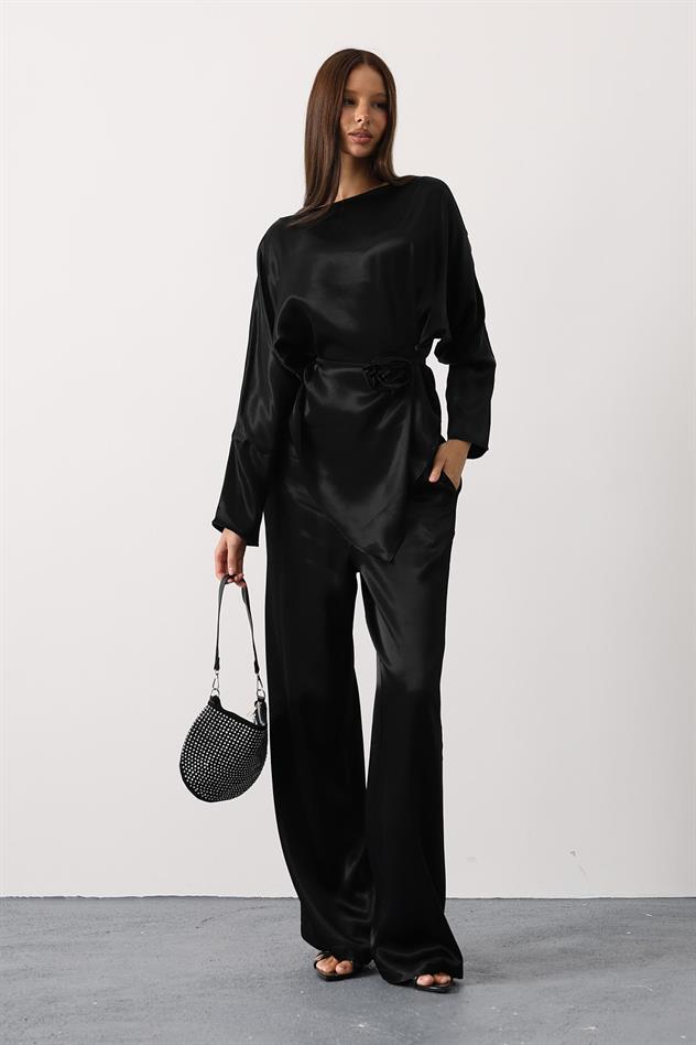 Gül detaylı asimetrik saten takım - Siyah