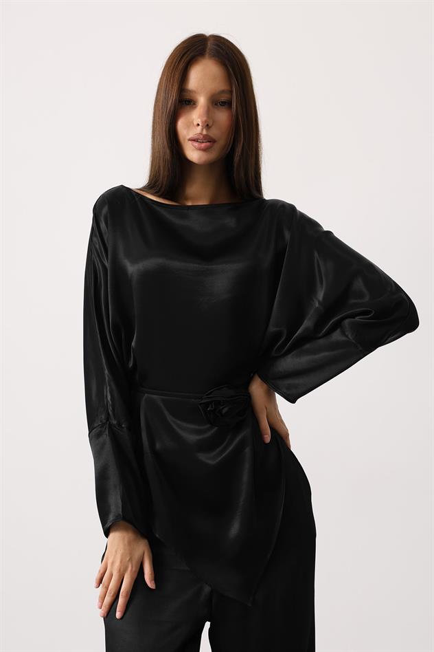 Gül detaylı asimetrik saten takım - Siyah