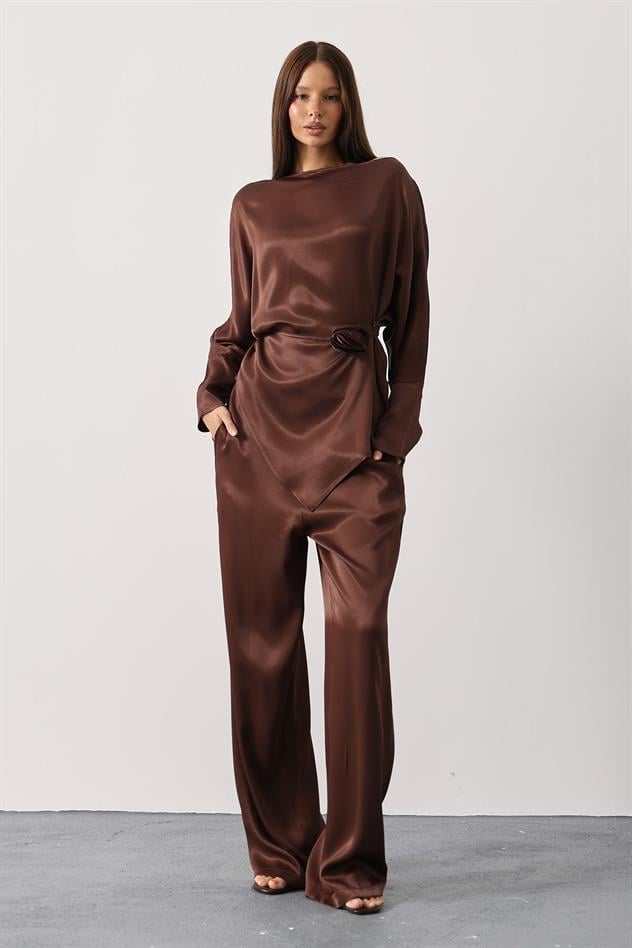 Gül detaylı asimetrik saten takım - Kahve