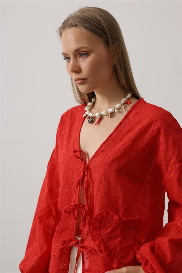 Kalp Detaylı Bağlamalı Brode Bluz - Kırmızı