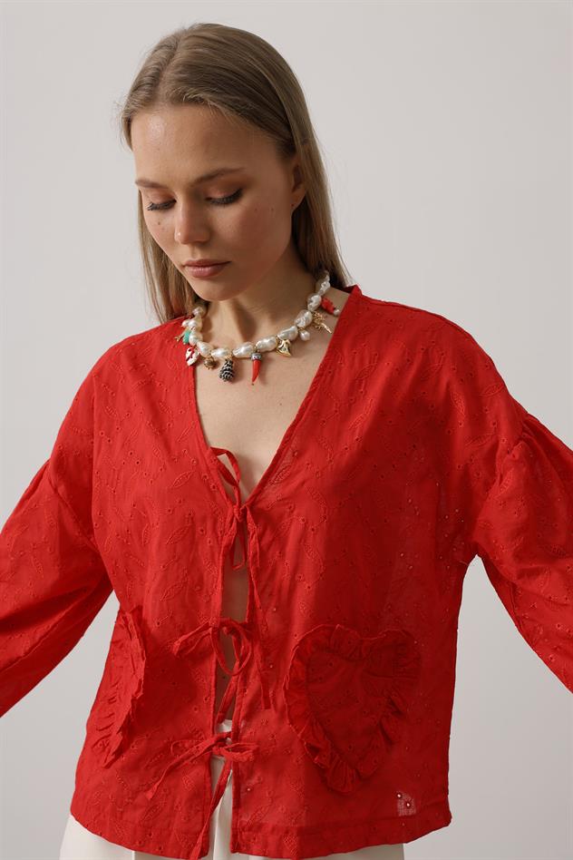 Kalp Detaylı Bağlamalı Brode Bluz - Kırmızı