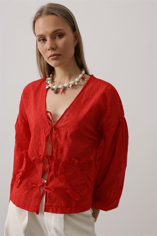 Kalp Detaylı Bağlamalı Brode Bluz - Kırmızı