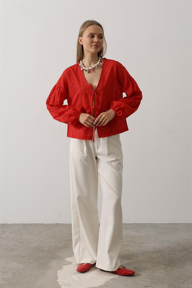 Kalp Detaylı Bağlamalı Brode Bluz - Kırmızı