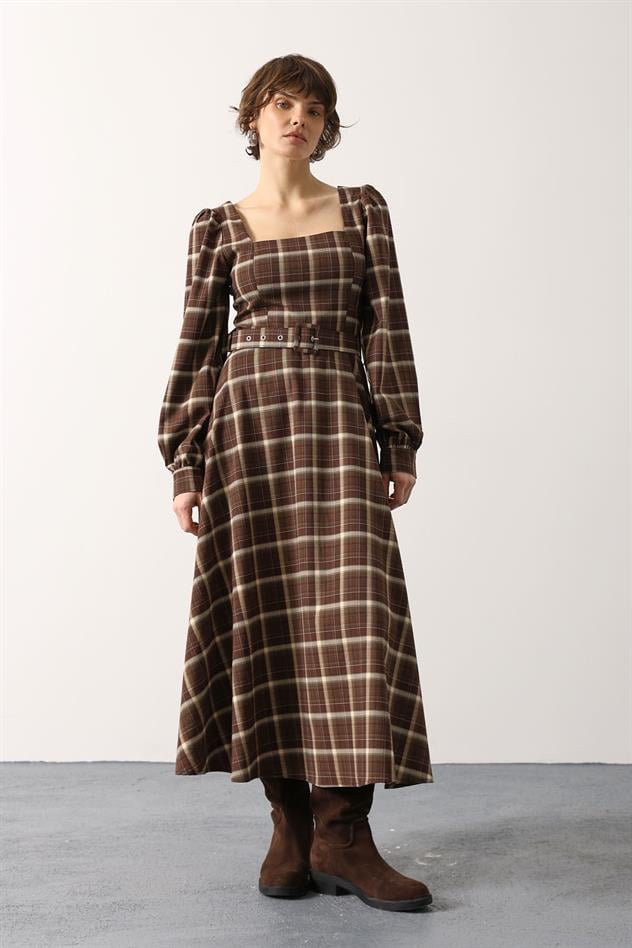 KARE YAKA KEMERLİ EKOSE ELBİSE - KAHVE-TABA