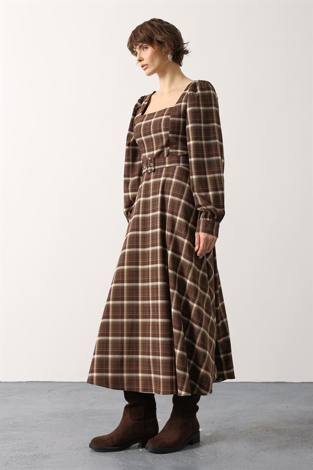 KARE YAKA KEMERLİ EKOSE ELBİSE - KAHVE-TABA