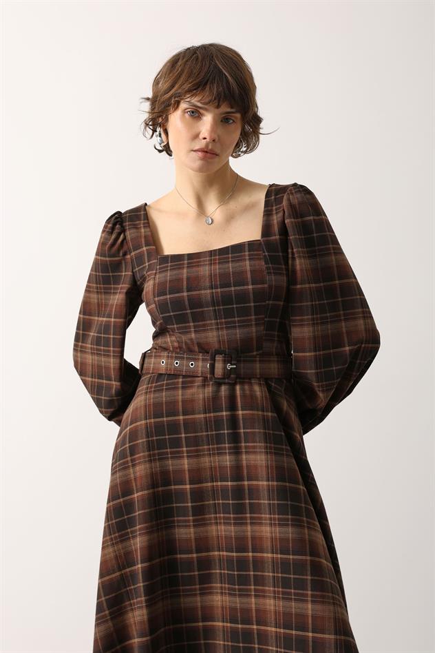 KARE YAKA KEMERLİ EKOSE ELBİSE - Kahve-Siyah