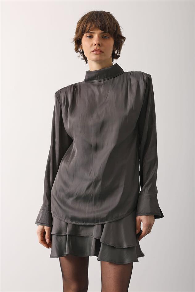 SATEN PİLE DETAYLI BLUZ - Füme