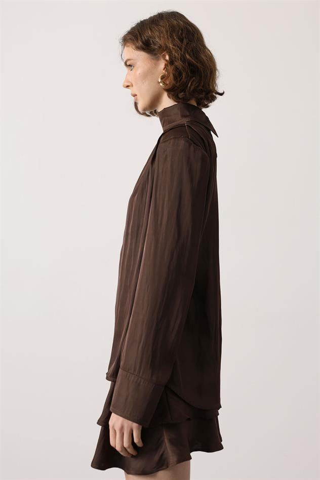 SATEN PİLE DETAYLI BLUZ - Kahve