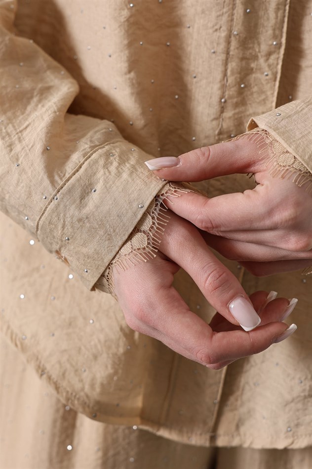 TAŞLI YAKASI DANTELLİ GÖMLEK - Bej