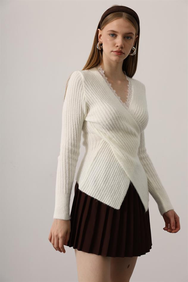 YAKASI DANTELLİ BLUZ TRİKO - Beyaz