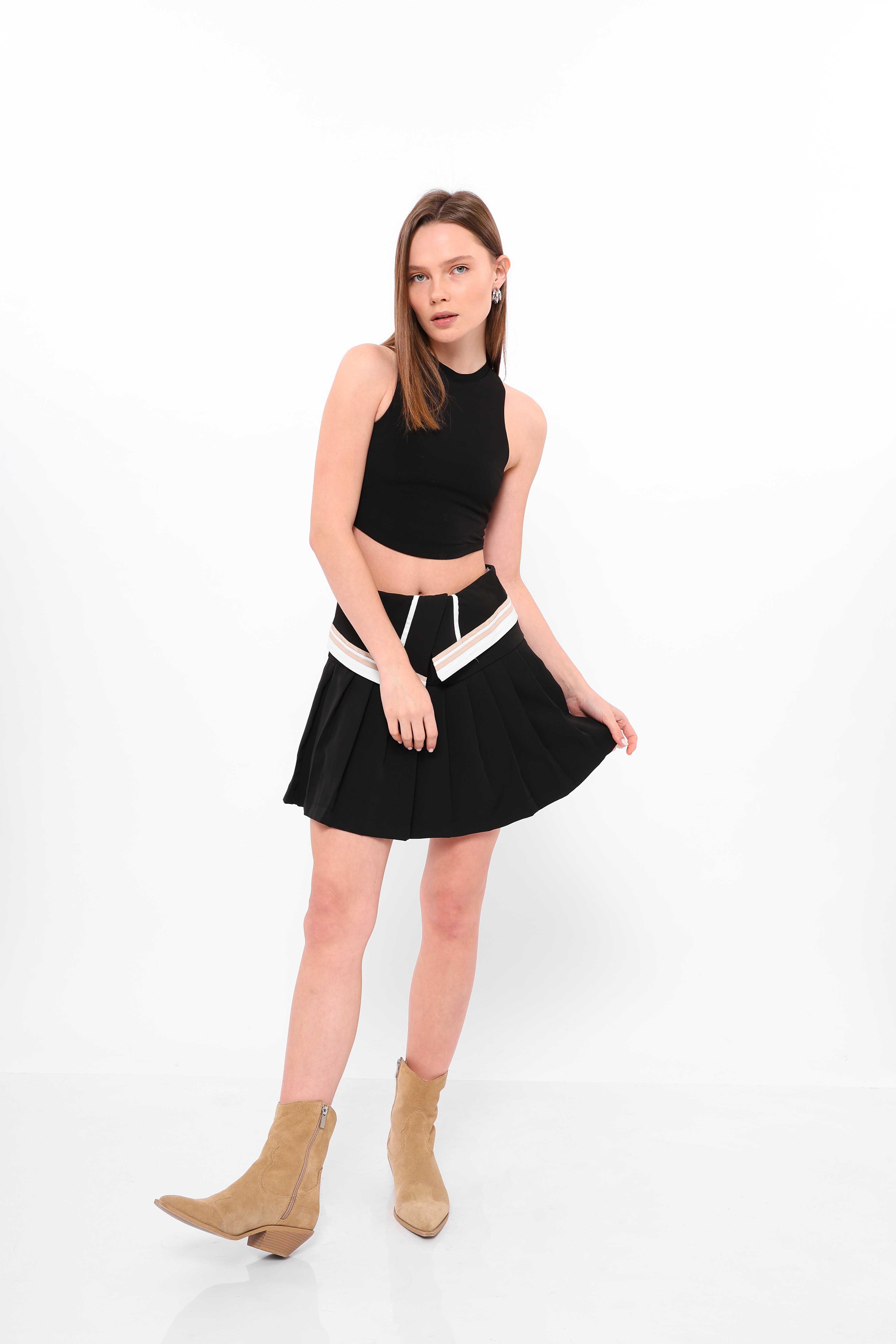 Kemeri Asimetrik Detaylı Pliseli Etek Siyah