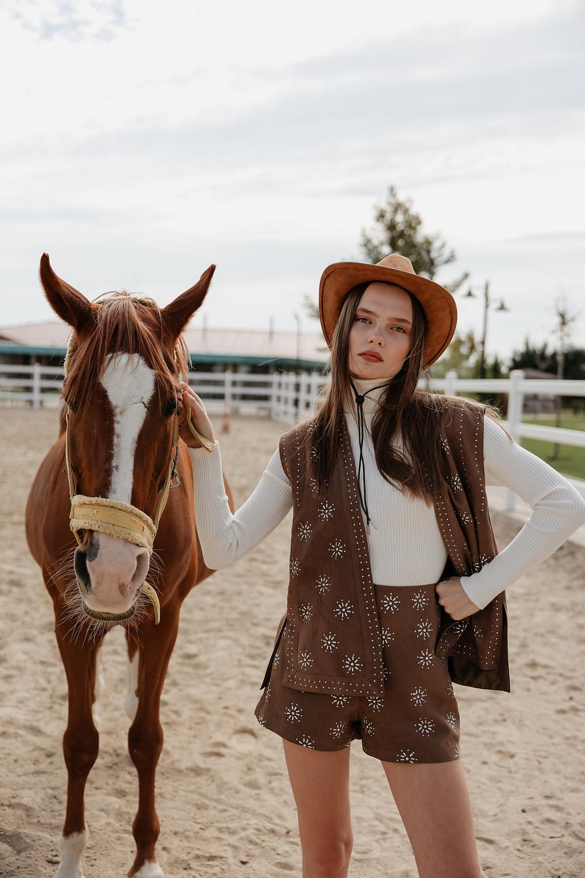 Taşlı Süet Şort - Camel