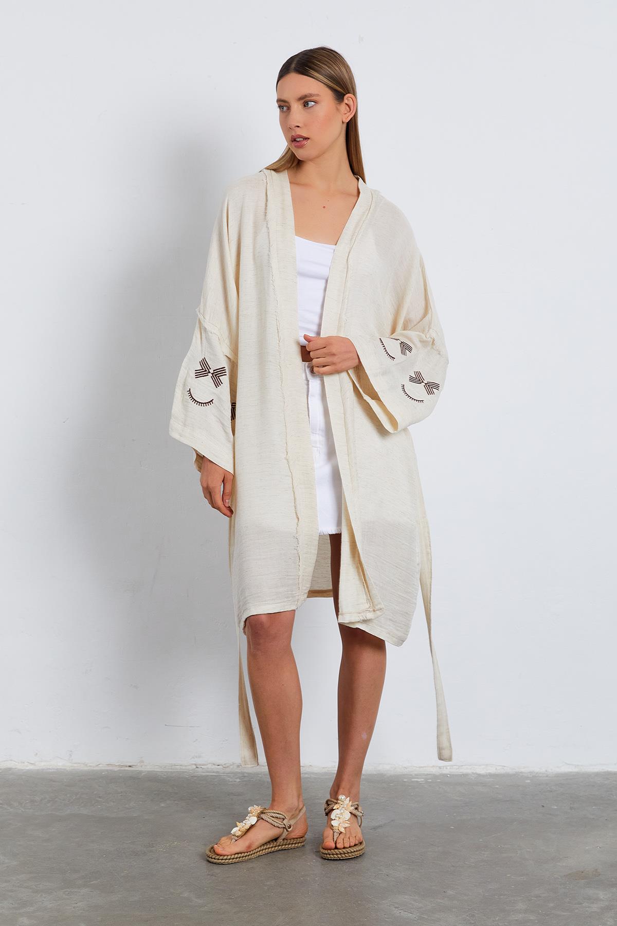 KOLLARI NAKIŞLI PÜSKÜLLÜ KİMONO - NATÜR