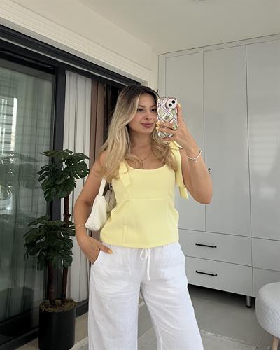 SARI FİYONK ASKILI BLUZ