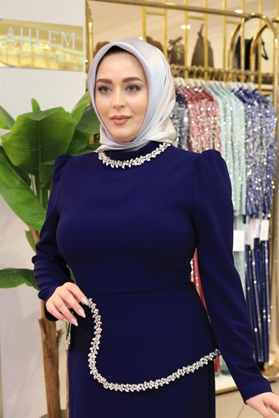 0080 فستان كريب كود كود بتفاصيل من الكريستال المرصع بالكريستال