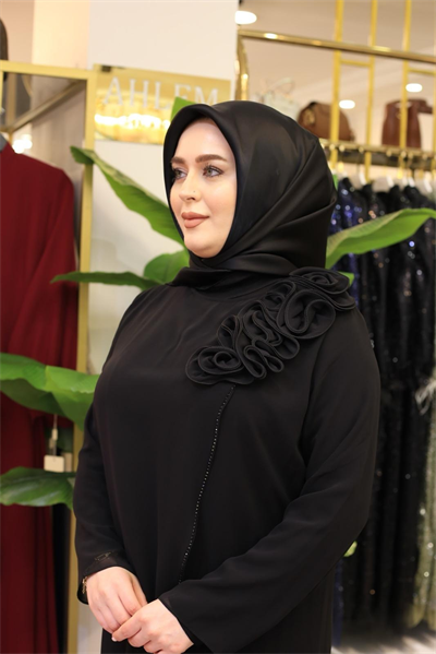 1012 KOD ŞİFON DETAYLI OMUZ GÜL DETAYLI ELBİSE SİYAH