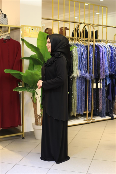 1012 KOD ŞİFON DETAYLI OMUZ GÜL DETAYLI ELBİSE SİYAH