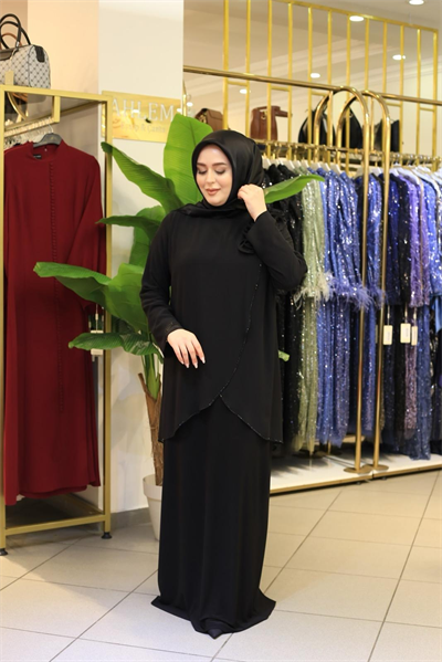 1012 KOD ŞİFON DETAYLI OMUZ GÜL DETAYLI ELBİSE SİYAH