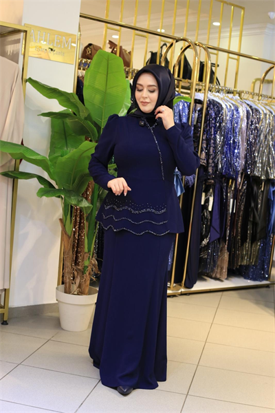 1228 فستان كريب مزين بالحجارة مع ياقة