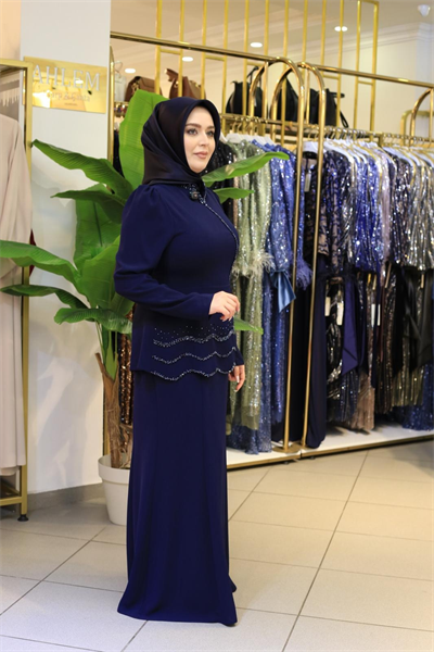 1228 فستان كريب مزين بالحجارة مع ياقة