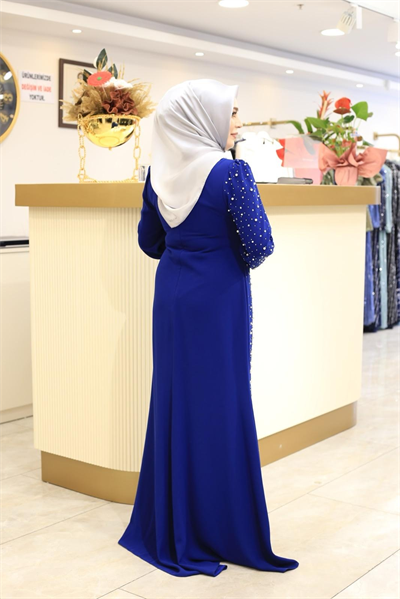 3147 فستان كريب مزين باللآلئ