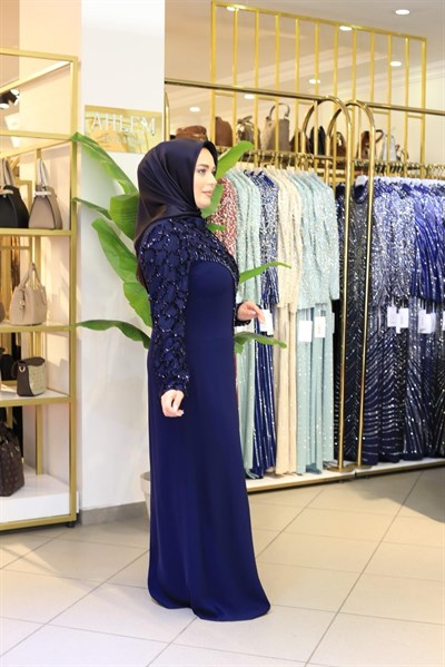 3185 KOD KENDİNDEN PUL DETAYLI ELBİSE