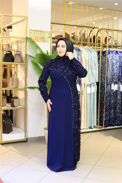 3185 KOD KENDİNDEN PUL DETAYLI ELBİSE