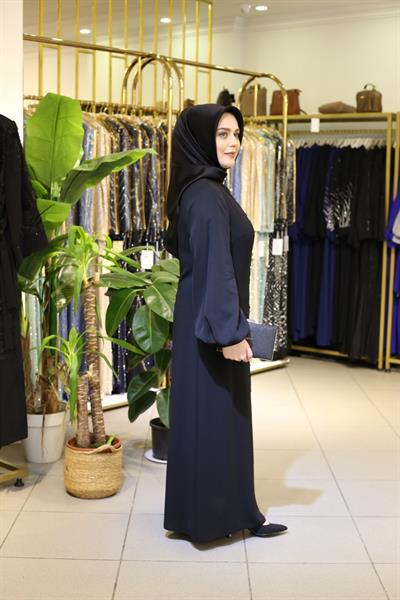 5101 CODE ROBE À MANCHES DRAPÉES ET BRODERIE DE PIERRE