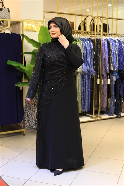 5208 KOD KENDİNDEN PULLU PELERİNLİ ELBİSE SİYAH