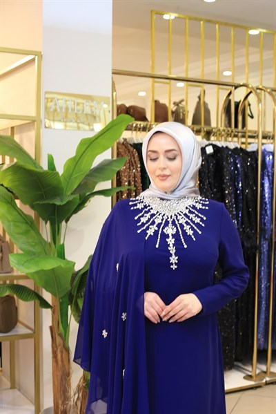 5235 فستان بياقة ورقية وحجارة شيفون