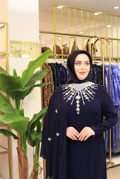 5235 KOD Kragen und Chiffon-Kleid mit Steinen