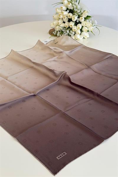 7656703/335 LOGO CODE DESENLİ AKER SAF İPEK EŞARP