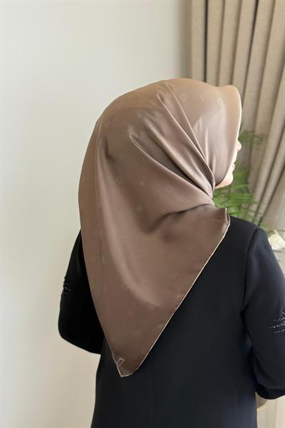 7656703/335 LOGO CODE DESENLİ AKER SAF İPEK EŞARP