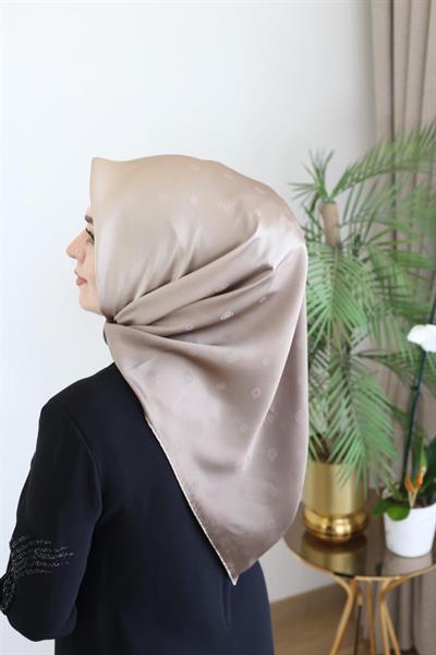 7656703/335 LOGO CODE DESENLİ AKER SAF İPEK EŞARP