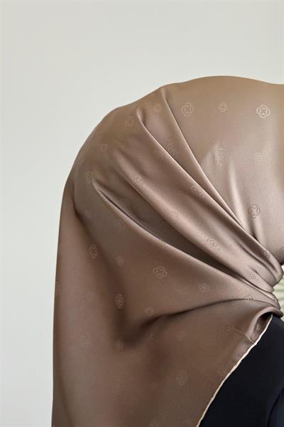 7656703/335 LOGO CODE DESENLİ AKER SAF İPEK EŞARP