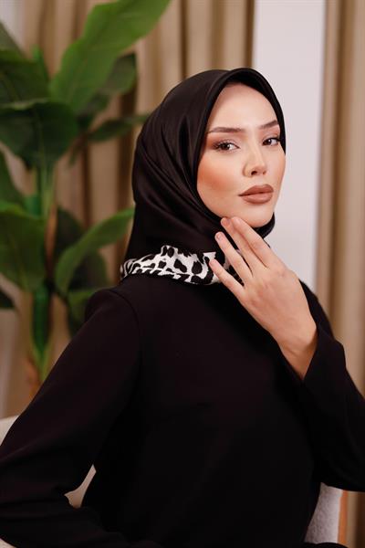 8694701/313 KOD RENKLİ AKER SAF İPEK EŞARP SİYAH