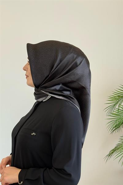 8957701/315 KOD LOGO DESENLİ AKER SAF İPEK EŞARP